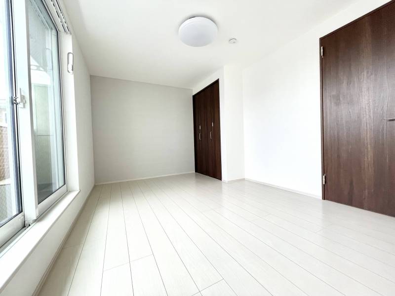 陽当たり良好で一面はアクセントクロスお洒落なお部屋です♪