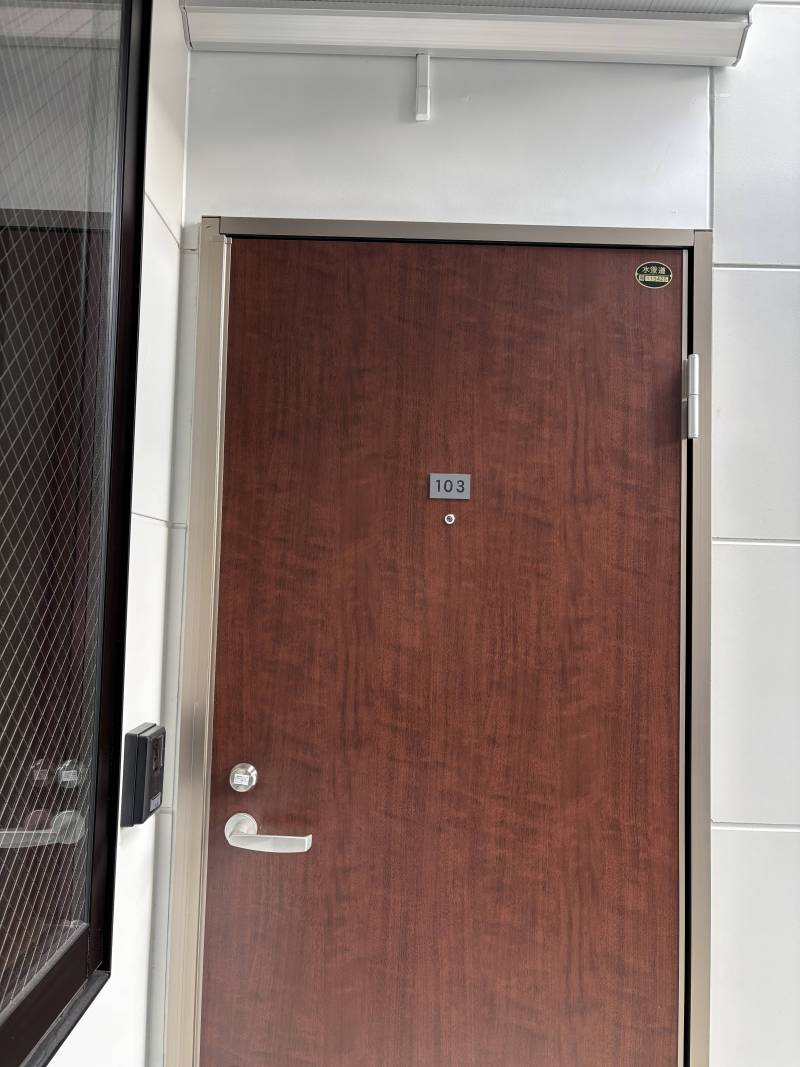 温もりのある木目の扉と、灯り付き庇の玄関が迎えます♪