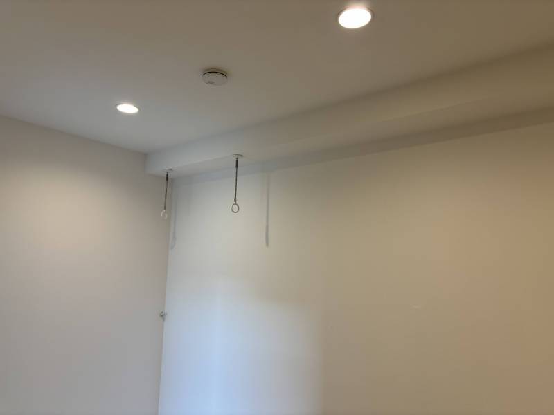 洗濯物干し用の吊り具を設置してます♪