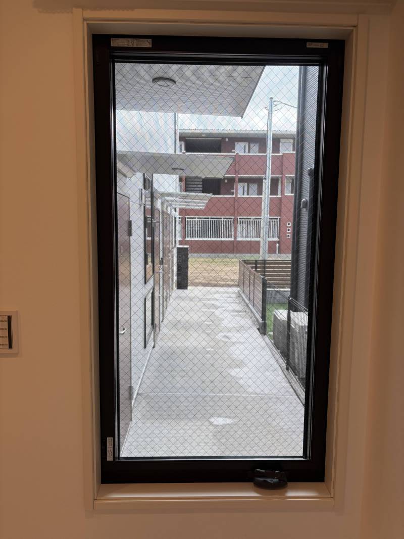 大きな窓があり、晴れの日は光が差し込みます♪