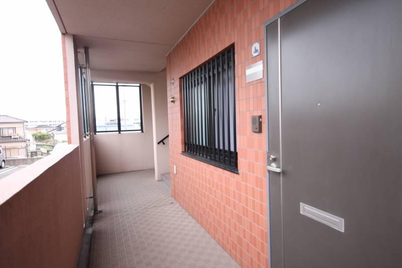 【玄関ドア】104号室はグレー｡アクセント陶板は風車小屋｡