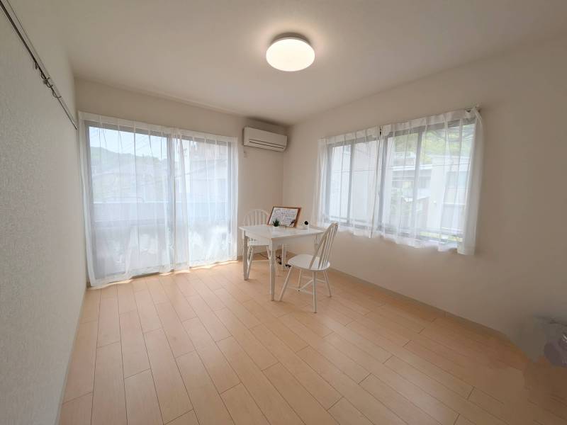 窓が大きく明るいお部屋。さわやかな風がとおります。