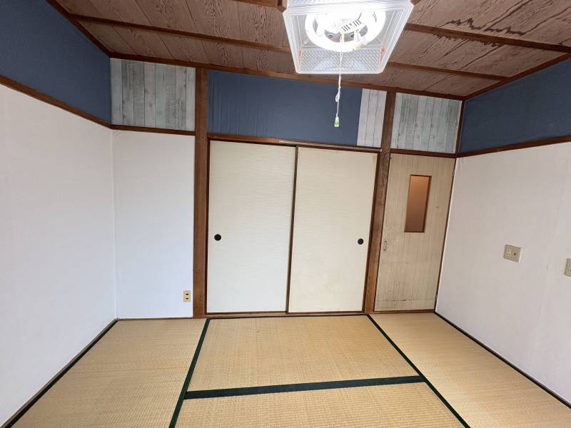 ２階階段右手の4.5帖和室。　居心地よいですね♪