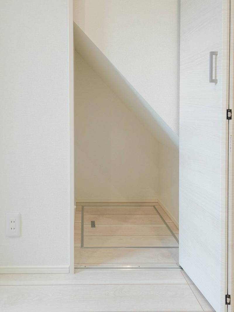 １階居室ダイニングに収納庫と床下収納庫もあり