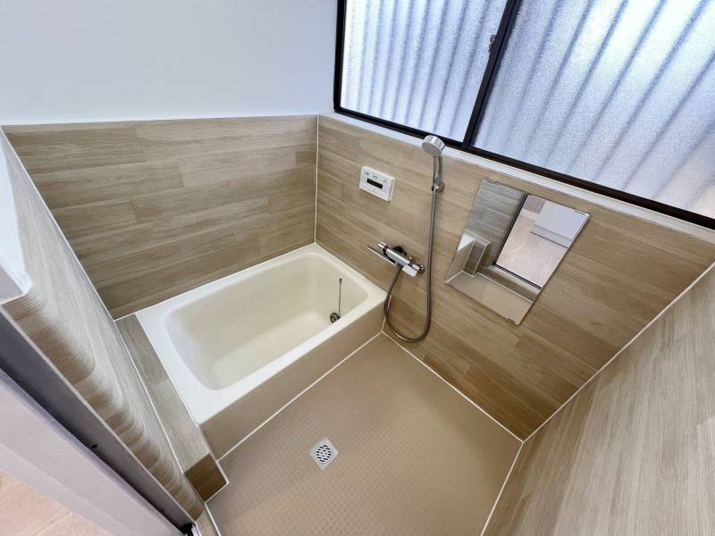 清潔感のある木目調の浴室です。