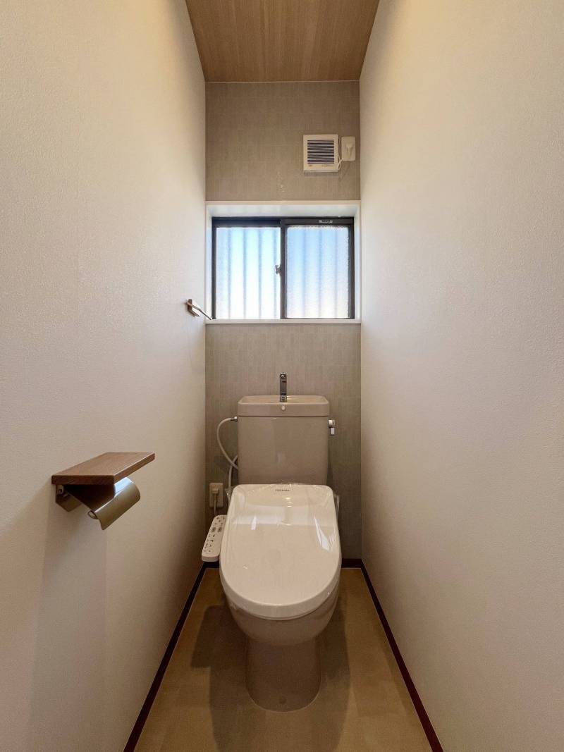 新品の温水洗浄便座付きです。