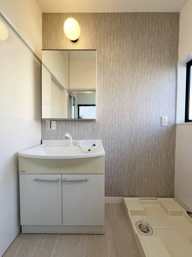 ミラーキャビネット付の独立洗面台です。