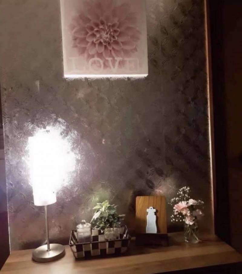 小物と温かみのある照明、アート的な雰囲気の演出