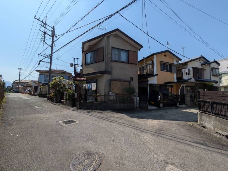 この道路を隔てた手前のところが新幹線の盛り土部分です