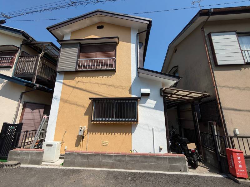 両面接道で、どちら側にもバイクを置けて出入りできます