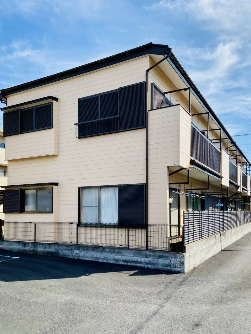 ぐるりと空間のある建物回り&hellip;。駐車場も広いです！