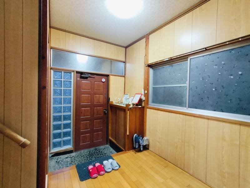 明るく広～い玄関。シューズボックスもあり便利です。