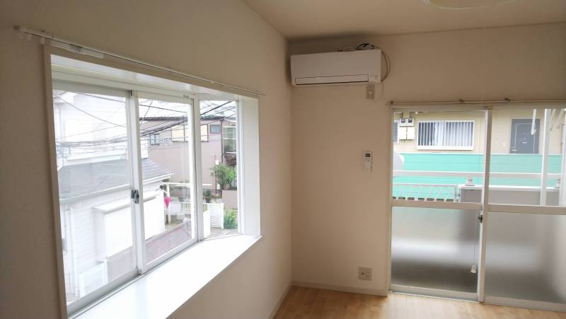 エアコン付き洋間、壁、天井、床フローリング張り替えました。