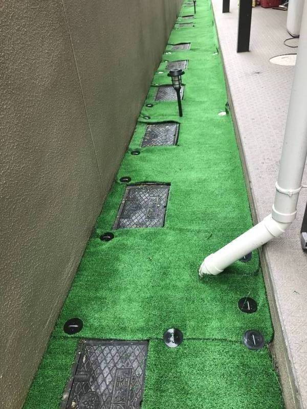 玄関前は人工芝にリニューアルしました。