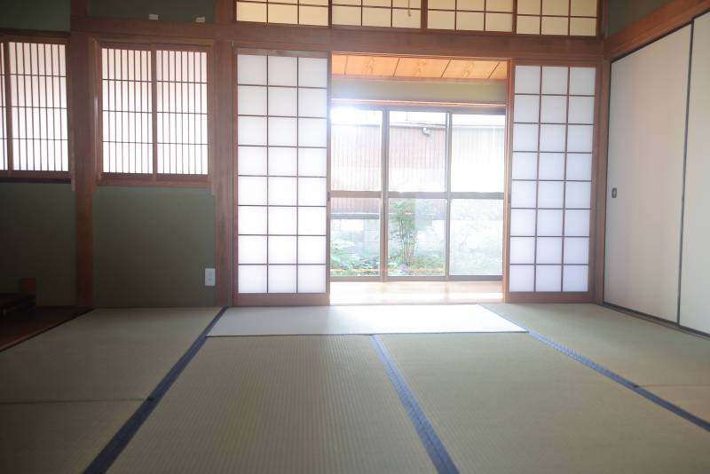 広い和室でゆっくり過ごしてくださいね♪