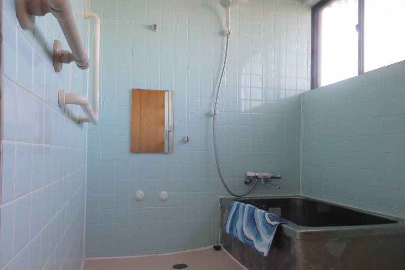 浴室は手摺もついてて安全には入れます♪