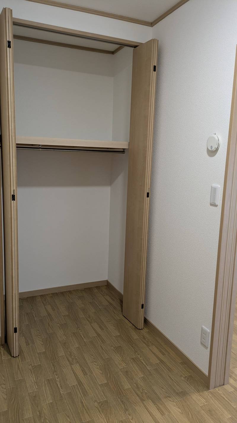 ベッドルームもクロゼットを開けばベッドが入ります