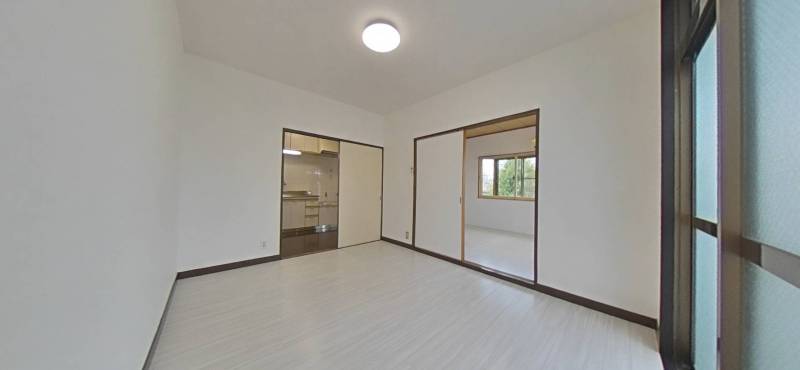 キッチンにも隣の部屋にも直接移動できます！