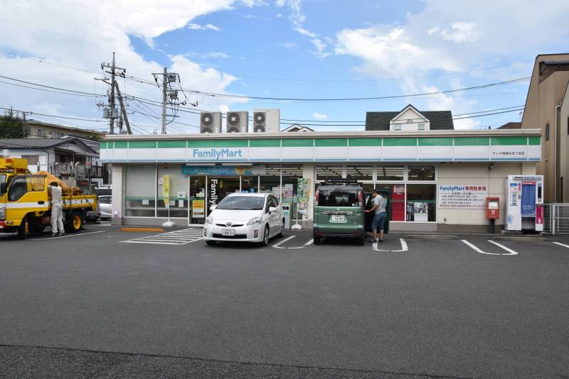 コンビニ（ファミリーマート）　（徒歩6分）