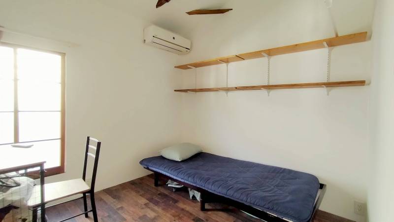 部屋内観１
机、椅子、ベッド付き。