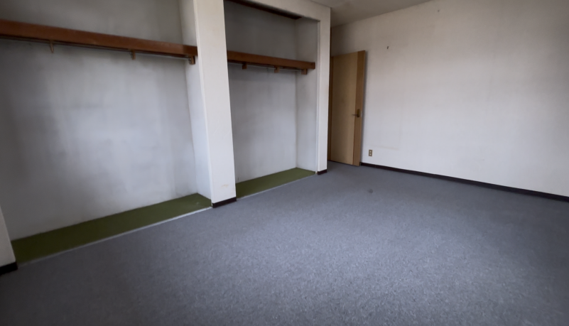 ２階の一番広い洋室です♪