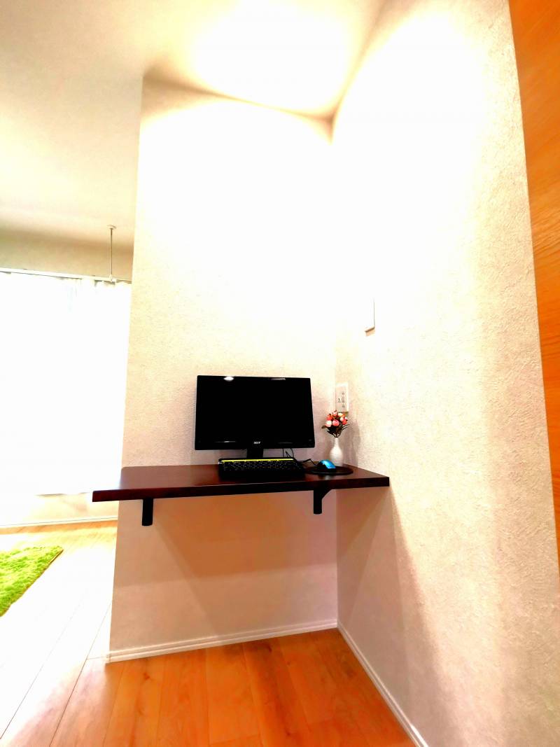 趣味や作業に集中できるデスクコーナー（照明及びコンセント付）