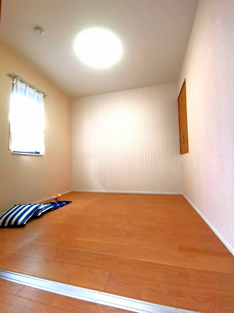 南側の洋間。収納有。リビングと一体化して利用することも可能♪