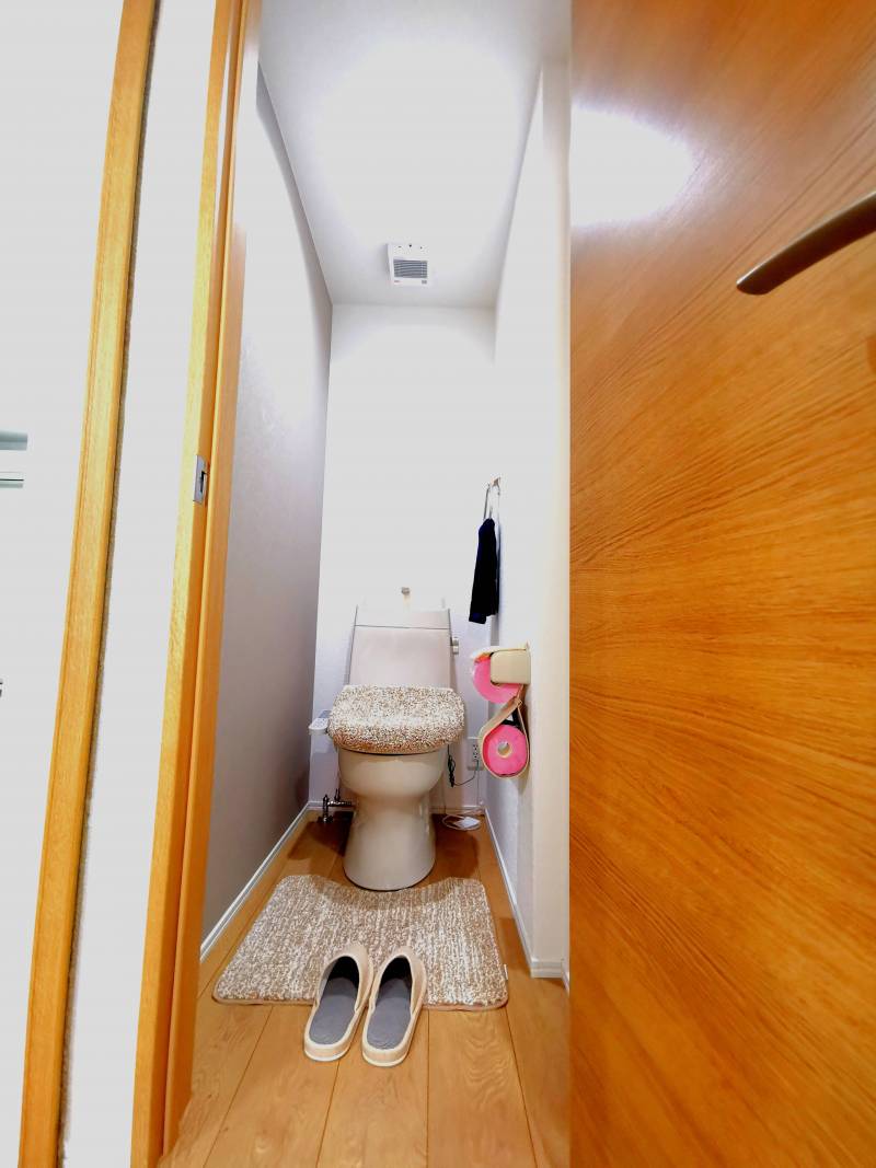 手洗い、温水洗浄便座付きの節水型トイレ。バス・トイレ別です♪