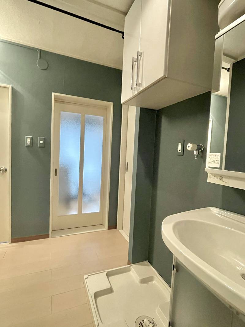 カーテンレール付(写真上部の黒い棒)で脱衣所と仕切可能