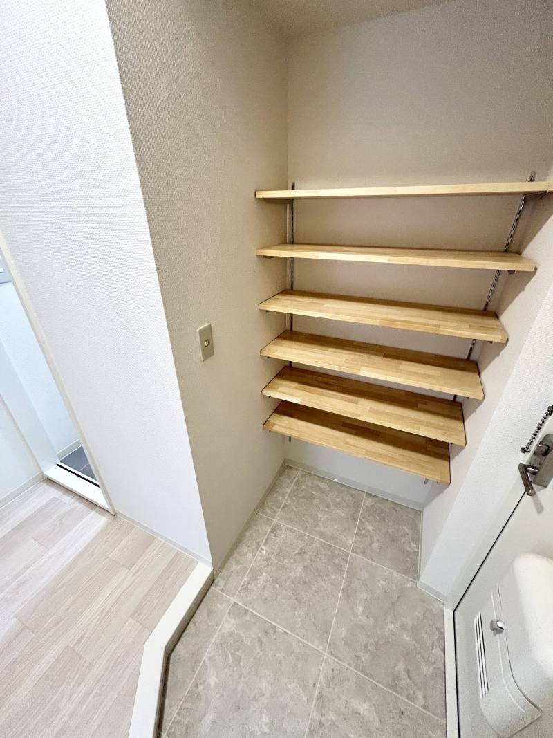 玄関にはウォールシェルフを造作工事で設置済♪