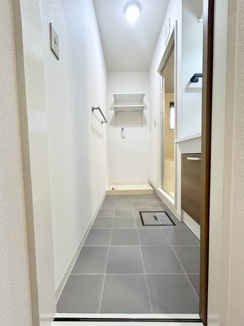 洗濯機の上にはランドリーシェルフを設置済♪