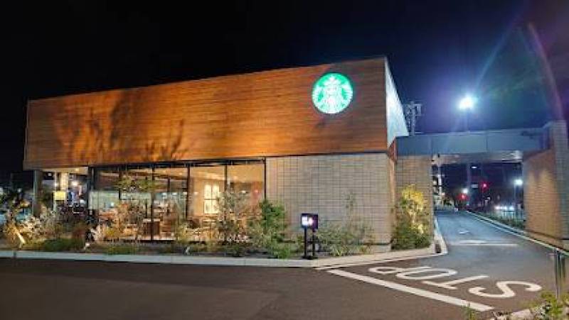 近くにスタバがあるって嬉しい♪通りを挟んでミニストップ
