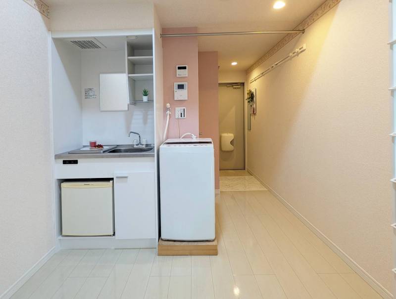 コンパクトながら機能的なキッチン．