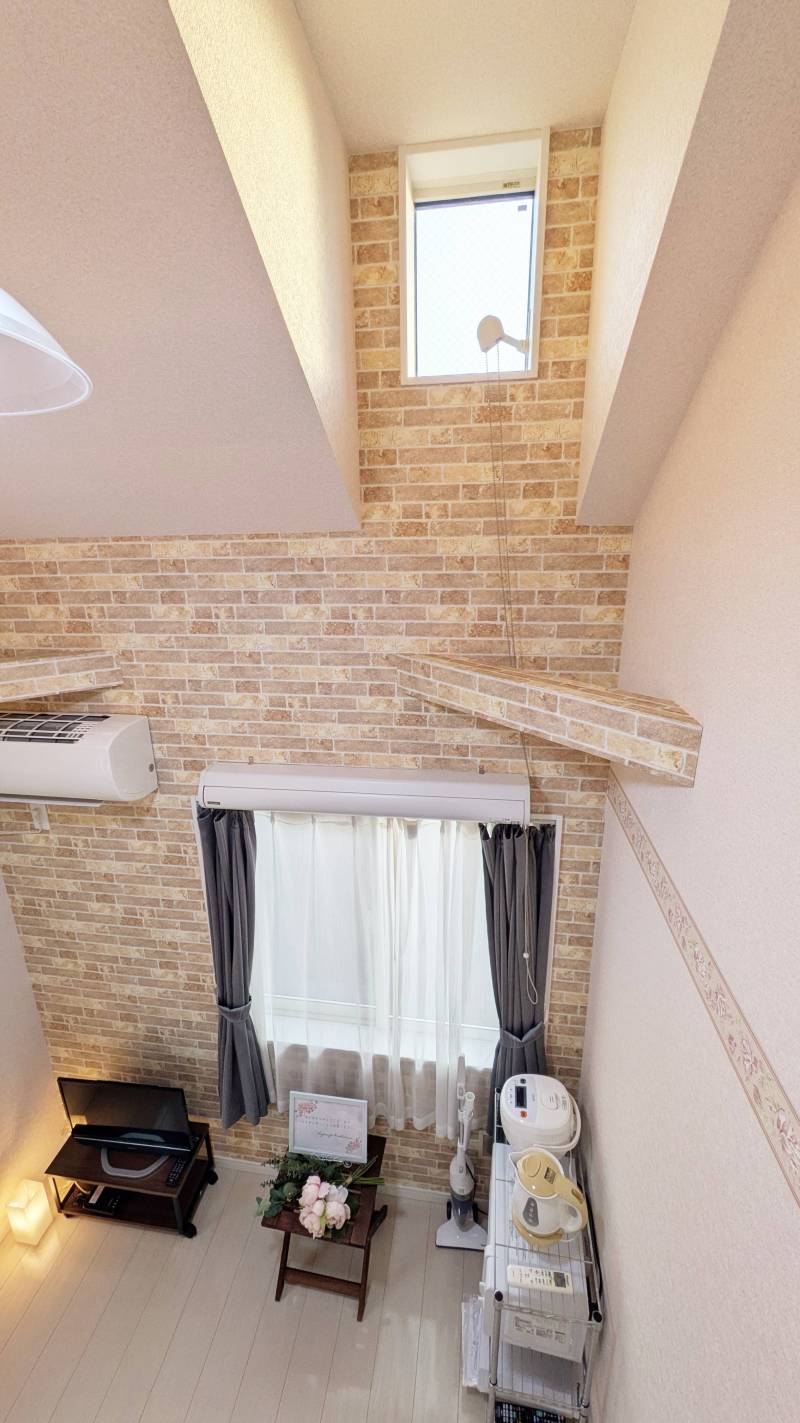 高い天井だからこその開放感！光がたっぷり入ってきます．