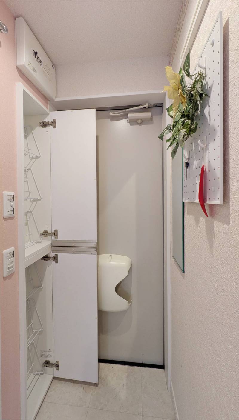 玄関右のシューズボックスはたっぷり収納．