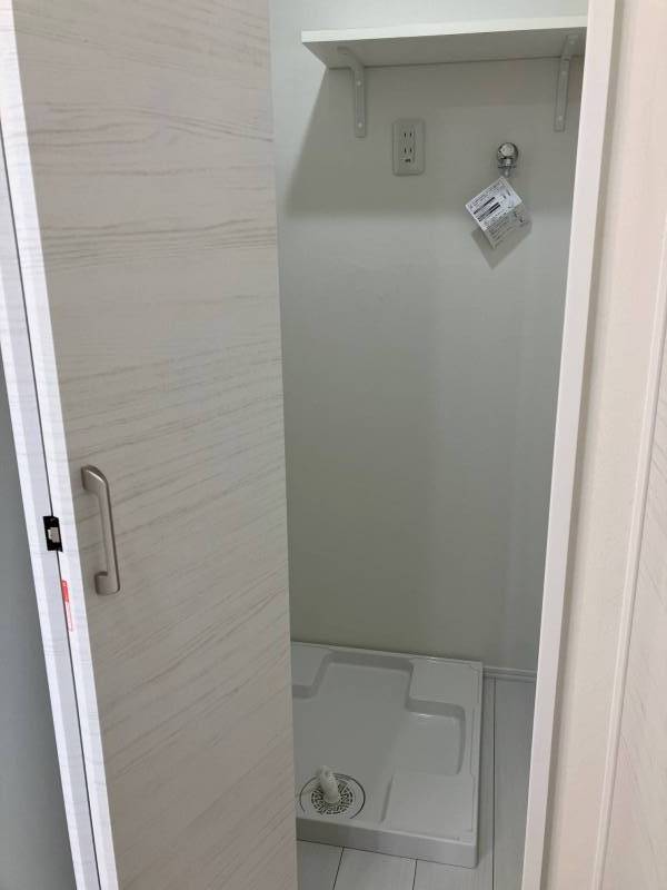 独立型の室内洗濯機置き場です！棚もあって使いやすいですね！