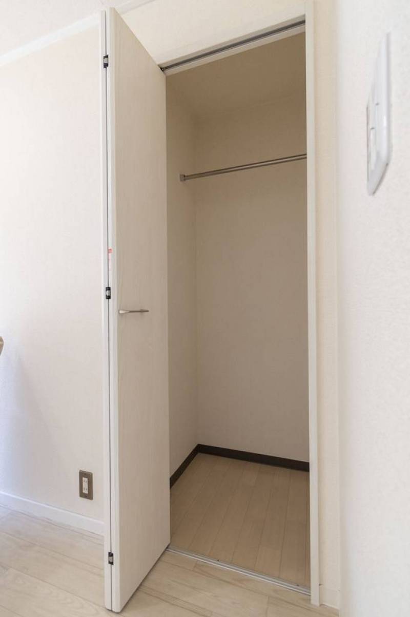 収納スペース有ります！洋服も掛けれますね！