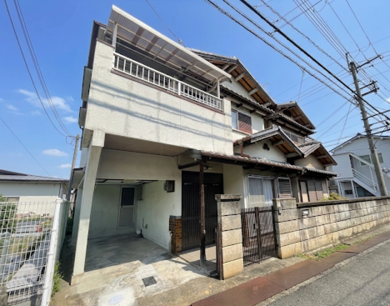 日当たり良好！駐車場は屋根付きです！