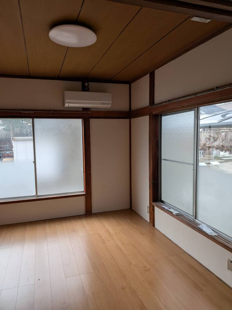 畳の部屋でしたが電灯を入れ替え、フローリングなどに改装。