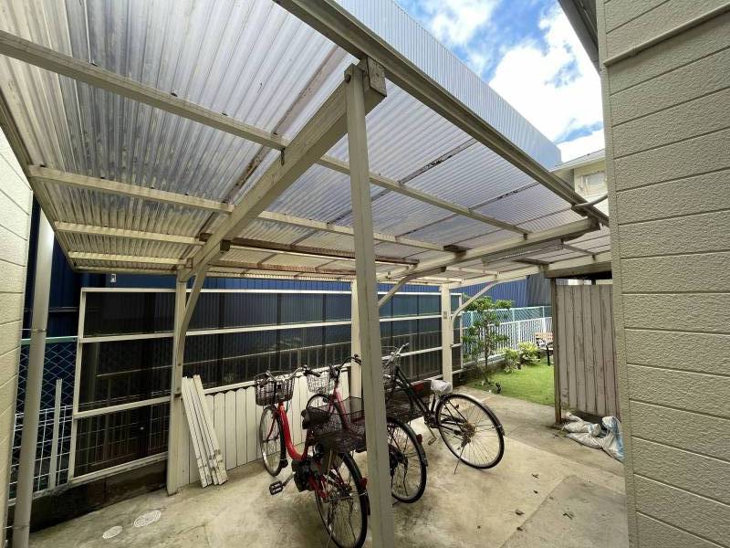 中庭の隣は屋根付駐輪場　風雨の吹込みを抑え盗難防止に有効です