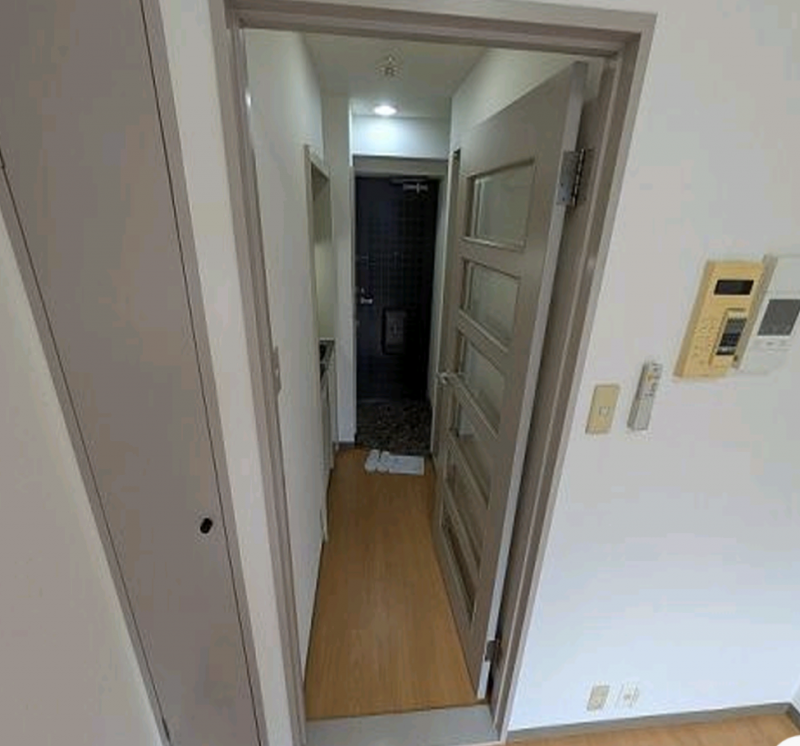 室内から玄関を見た画像です。