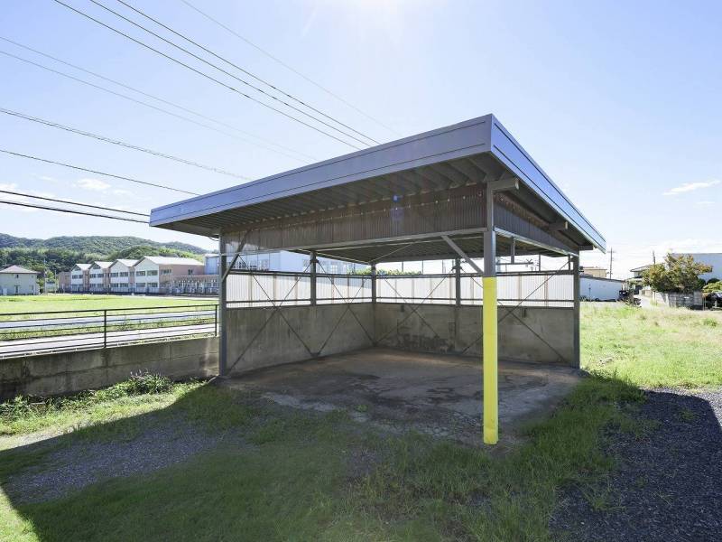 バルコニー。奥に見えるのは鳥之郷小学校