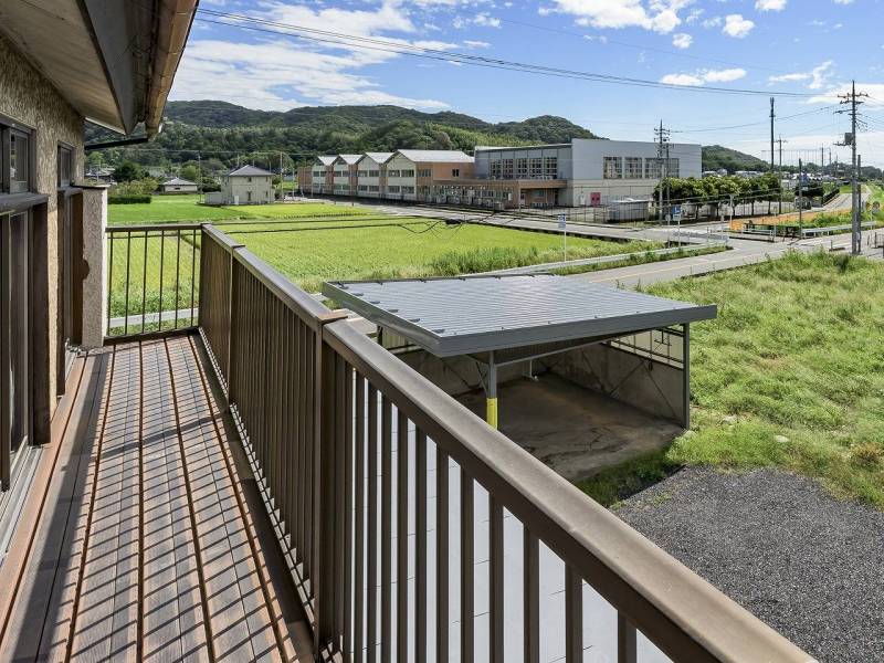 バルコニー。奥に見えるのは鳥之郷小学校