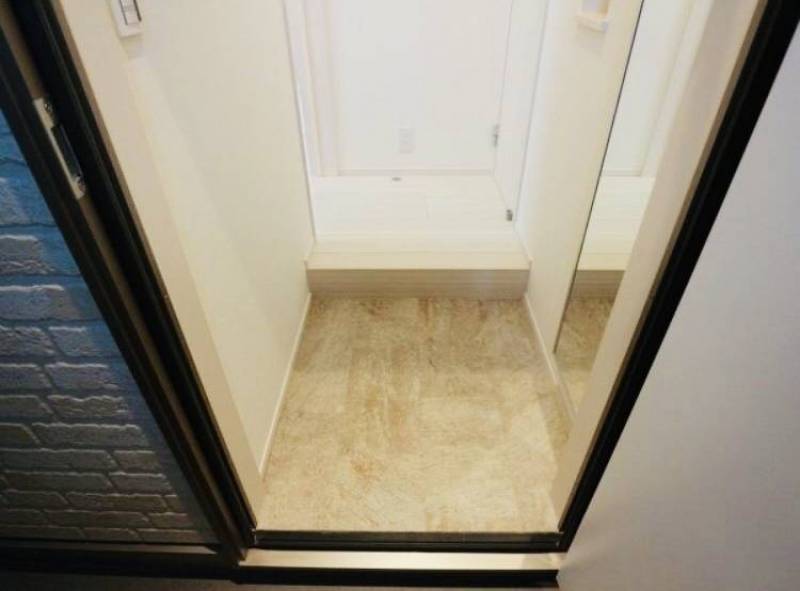 ウォールミラー（開けるとシューズクロークです）