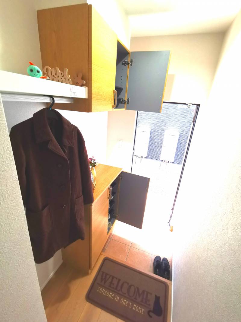 スポーツ用品もしまえる広めのシューズクローク♪コート掛けも！