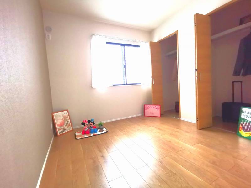 北側の洋間。夫婦やカップルでそれぞれに衣類等を管理できます♪