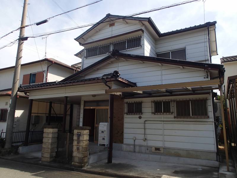 広い道路に面していて、車の出し入れが便利です。