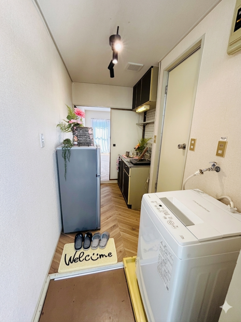 玄関兼キッチンは狭いですが、必要なものは手の届く範囲に！！