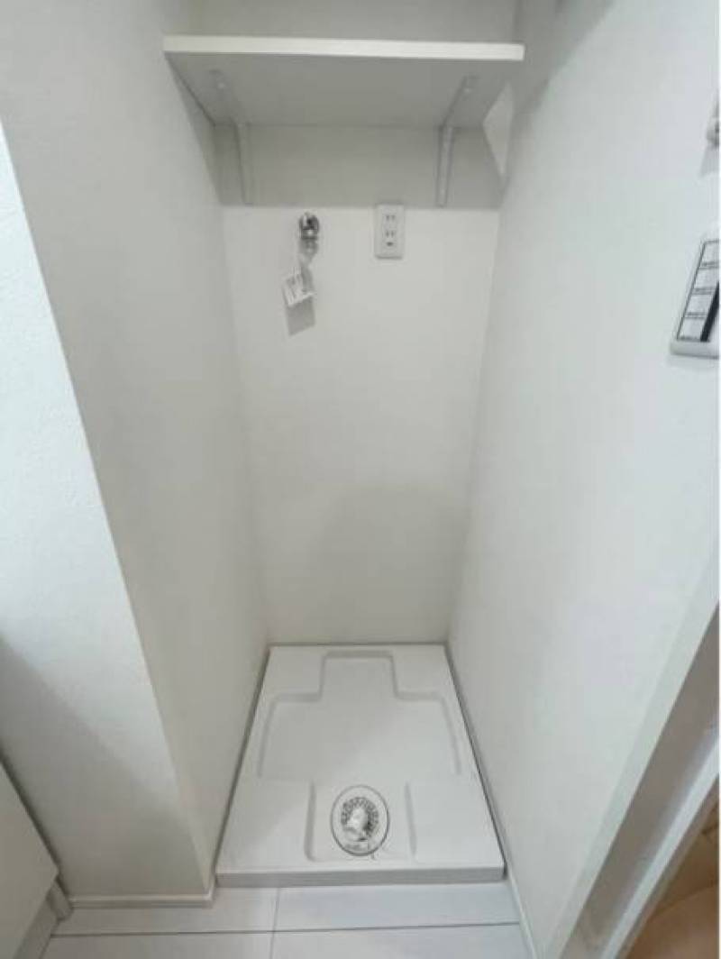 室内洗濯機置き場です！棚もあって使いやすいです