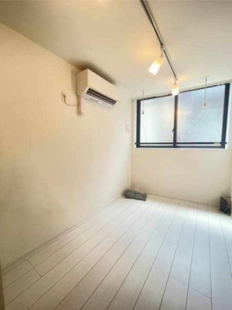 南向きのお部屋！エアコン付き、LED照明、天井釣り金具付き！
